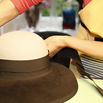 Hoeden maken Berry maakt een hoed