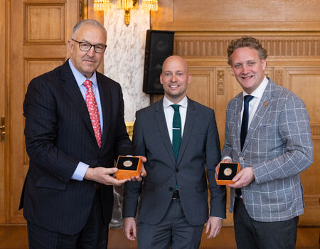 Burgemeester Aboutaleb Ontvangt Eerste Munten Voor 10 Jaar Koningsdag ...