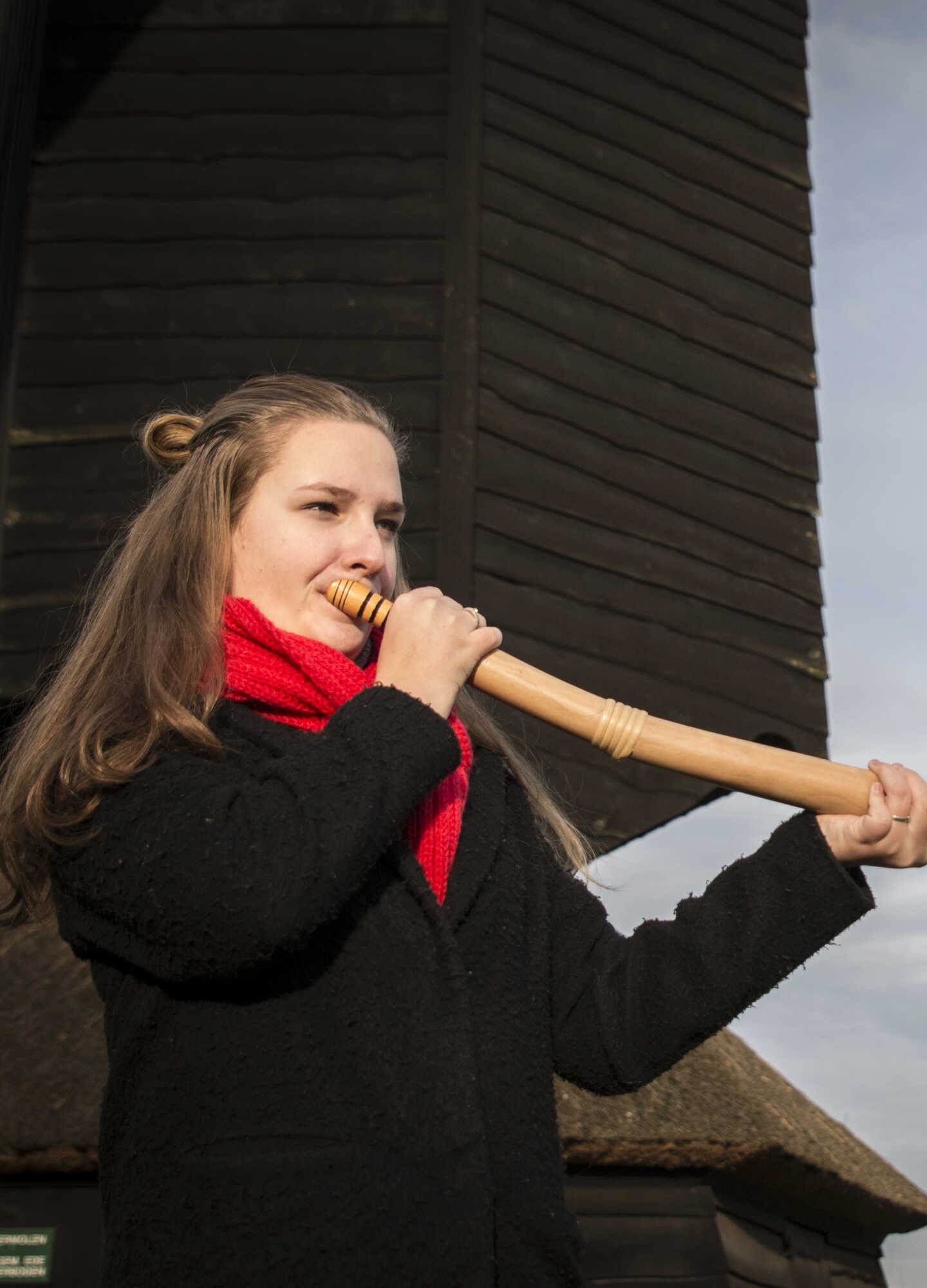 Maaike blaast op de hoorn