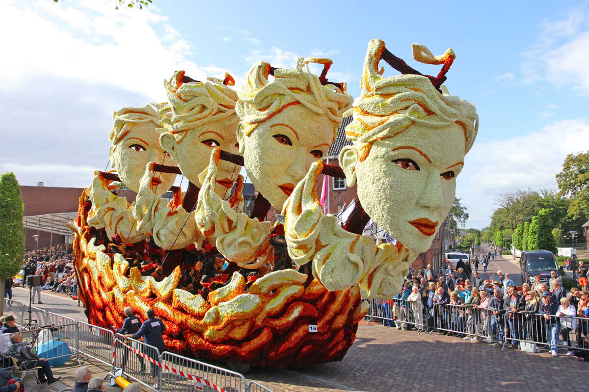 Bloemencorso Lichtenvoorde De corsowagen 'Flarden' van groep Hooiland