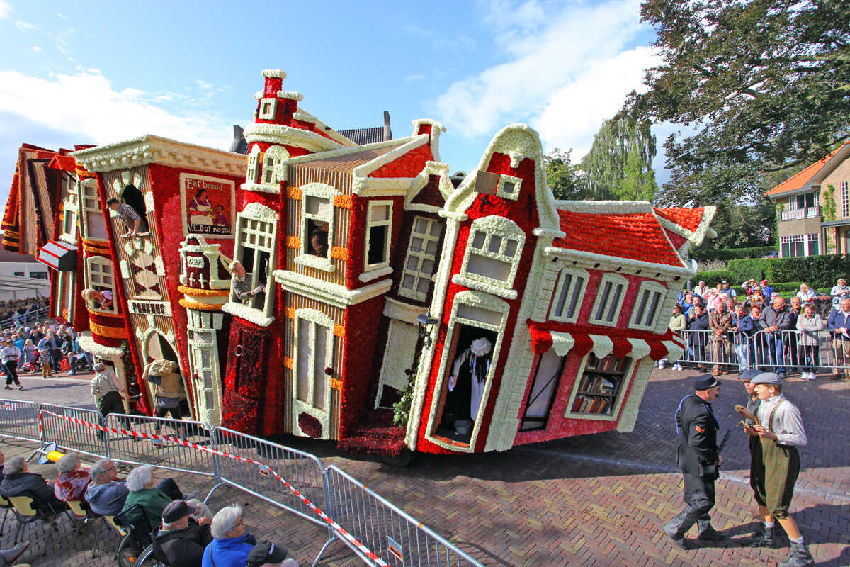 Bloemencorso Lichtenvoorde De corsowagen 'Boekenstad' van groep Vedut Nogal