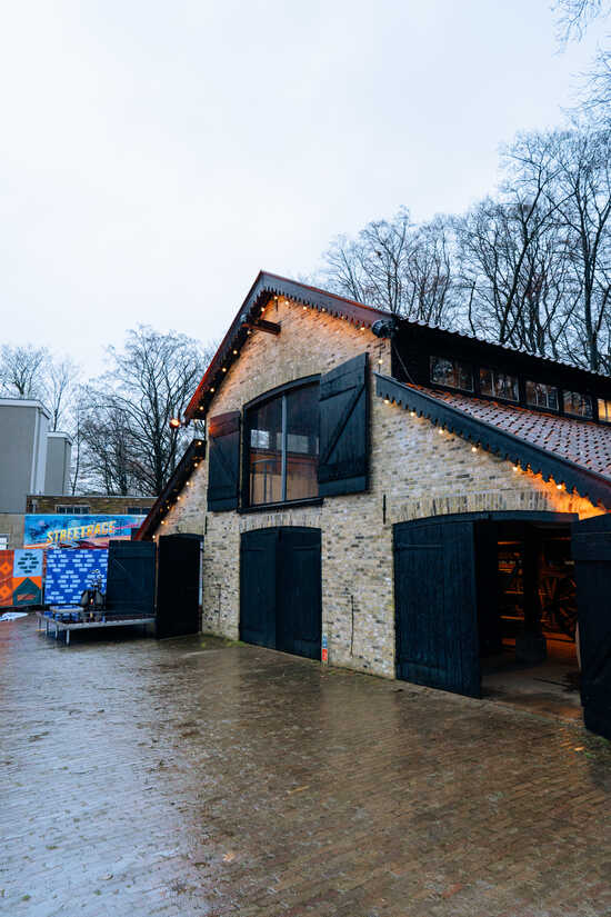 1- Het Heersink Huis voor Immaterieel erfgoed zit gevestigd in de Houtloods